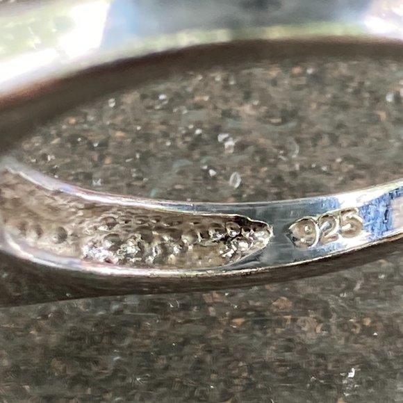 Square onyx on "hugged" sterling silver setting - Picture 5 of 13